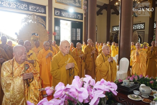 Chư tôn giáo phẩm niêm hương tưởng niệm