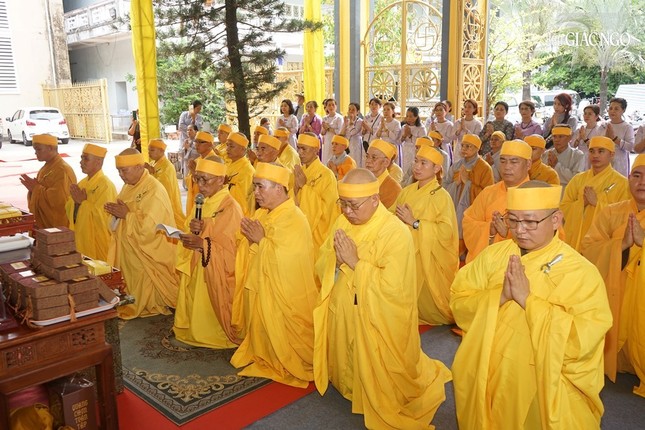 Đại diện môn đồ pháp quyến tác bạch cúng dường trai Tăng