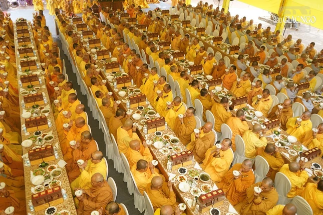 Chư Tăng Ni cử bát cúng dường trong lễ trai Tăng nhân tưởng niệm chung thất cố Hòa thượng Thích Thiện Toàn