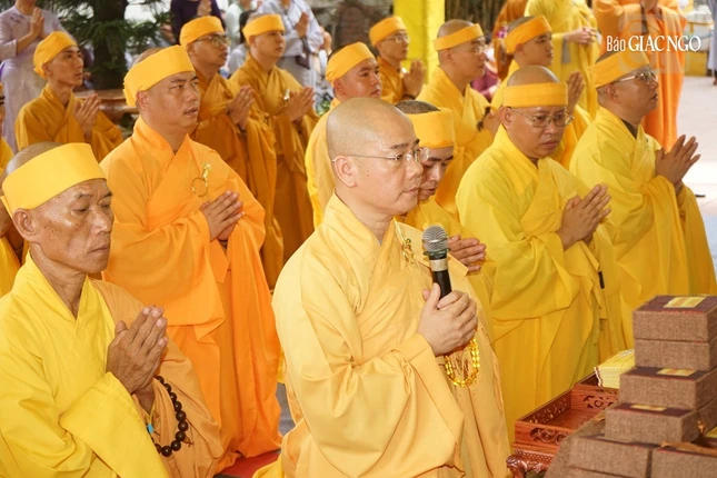 Thượng tọa Thích Thông Đạo dâng lời cảm tạ