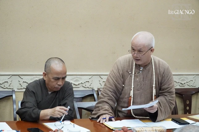Thượng tọa Thích Giác Dũng, Phó Viện trưởng Học viện phát biểu tại buổi họp