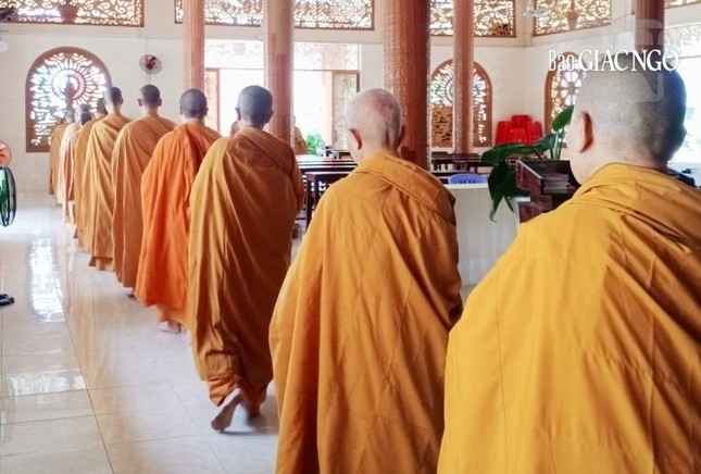 Từng bước chân chánh niệm Từng bước chân chánh niệm