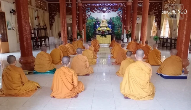 Sau khóa lễ tụng kinh, chư hành giả sẽ tọa thiền