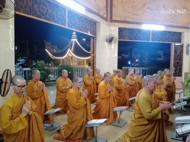 Khóa lễ tụng kinh tối bắt đầu từ lúc 19 giờ