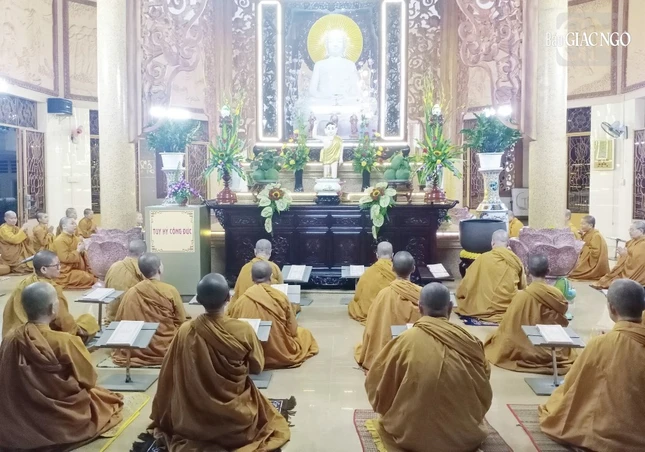 Theo thời khóa tu học, mỗi ngày, đại chúng sẽ thức dậy vào lúc 3 giờ 45 để chuẩn bị cho thời công phu khuya