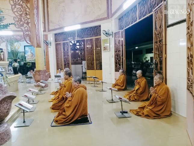 Sau thời kinh, chư hành giả sẽ tọa thiền đến 21 giờ và kết thúc một ngày tu học trong Chánh pháp Sau thời kinh, chư hành giả sẽ tọa thiền đến 21 giờ và kết thúc một ngày tu học trong Chánh pháp