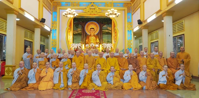 Chụp hình lưu niệm tại Ni trường tổ đình Từ Nghiêm