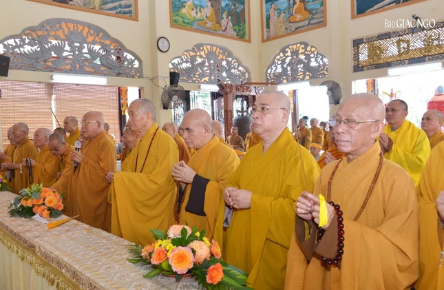 Chư tôn đức giáo phẩm niêm hương cầu nguyện