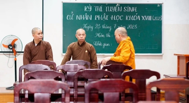 Thượng tọa Thích Quang Thạnh, Phó Viện trưởng kiêm Tổng Thư ký Học viện kiểm tra phòng thi