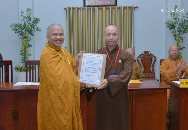 Thượng tọa Thích Quang Thạnh trao đề thi môn Phật học đến Thượng tọa Thích Giác Hoàng, Tổng Giám thị