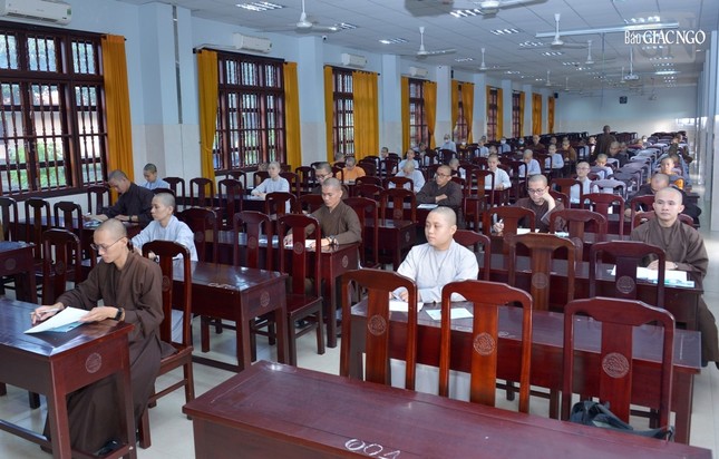 Các thí sinh ổn định phòng thi theo số báo danh