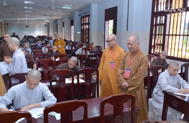 Chư tôn đức Hội đồng tuyển sinh đến các phòng thi khích lệ Tăng, Ni thí sinh