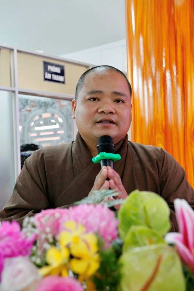 Đại đức Thích Quang Hội báo cáo và trình phương hướng