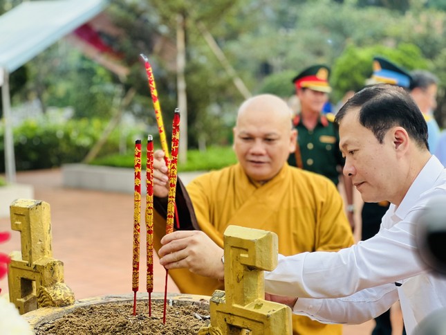 Thượng tọa Thích Đạt Ma Chí Hải và ông Dương Minh Dũng thắp hương tưởng niệm