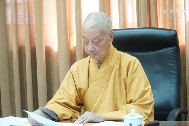 Trưởng lão Hòa thượng Thích Trí Quảng chủ trì phiên họp