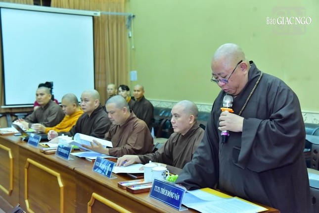 Thượng tọa Thích Đồng Văn, Trưởng phòng Sau đại học báo cáo tại phiên họp