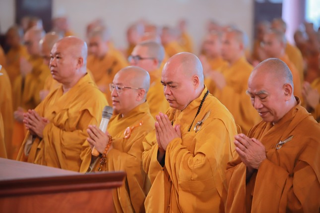 Chư tôn đức Hội đồng Điều hành tác bạch khánh tuế Đức Pháp chủ