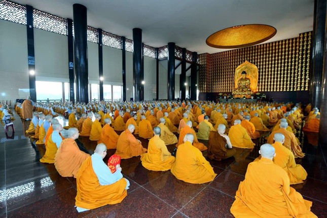 Chư Tăng Ni vân tập tại chánh điện Học viện để nghe Đức Pháp chủ sách tấn trước khi tác pháp Tự tứ