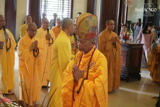 Hòa thượng Thích Huệ Tâm, sám chủ lễ cúng ngọ