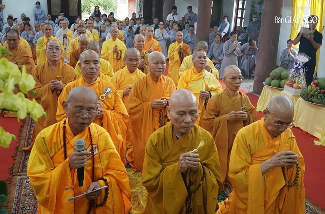 Chư tôn giáo phẩm niêm hương tưởng niệm tại Giác linh đường