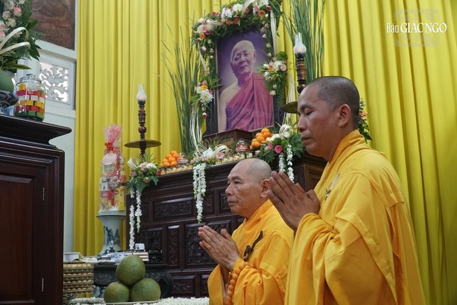 Con về lạy dưới chân thầy, vẫn nghe văng vẳng lời thầy dạy răn... Con về lạy dưới chân thầy, vẫn nghe văng vẳng lời thầy dạy răn...