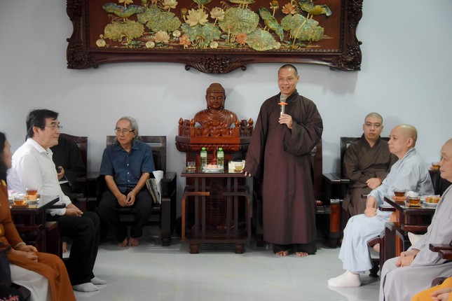 Thượng tọa Thích Trí Chơn chủ trì phiên họp Thượng tọa Thích Trí Chơn chủ trì phiên họp