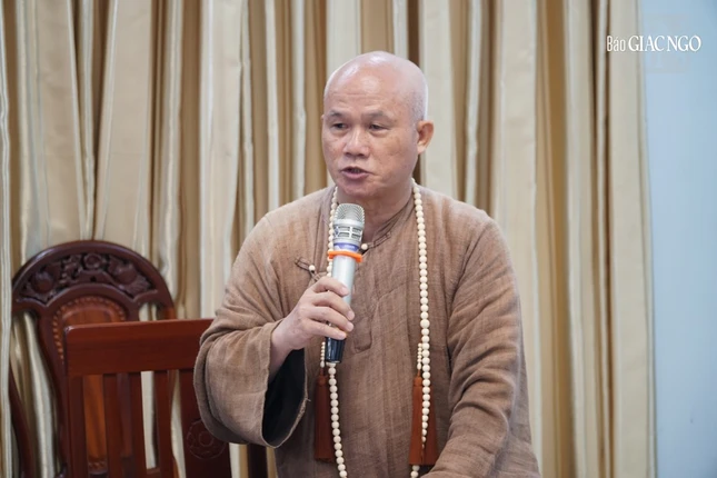 Thượng tọa Thích Giác Dũng, Phó Viện trưởng, Trợ lý Hòa thượng Viện trưởng góp ý về việc tổ chức và đào tạo sau đại học