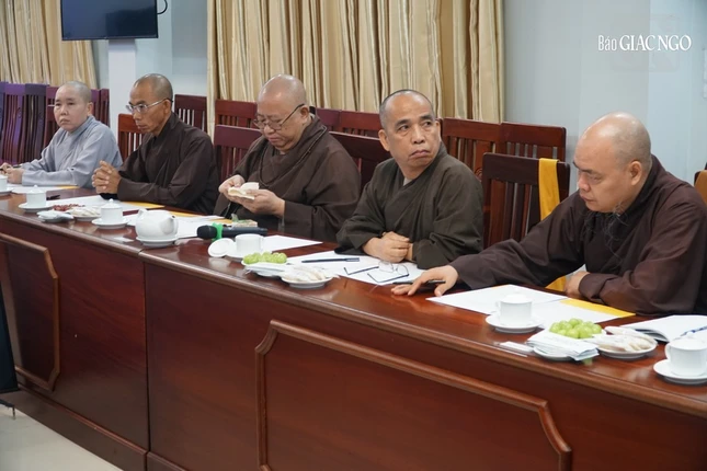 Chư tôn đức tham dự phiên họp sáng nay