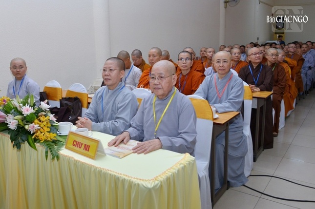 Chư tôn đức Ni tham dự phiên khai mạc