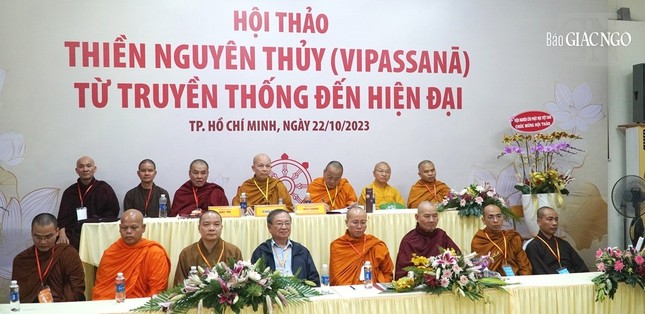 Chư tôn đức và bác sĩ Đỗ Hồng Ngọc tham dự phiên bế mạc Chư tôn đức và bác sĩ Đỗ Hồng Ngọc tham dự phiên bế mạc