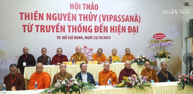 Chư tôn đức và bác sĩ Đỗ Hồng Ngọc tham dự phiên bế mạc