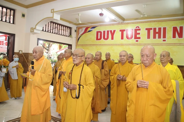 Chư tôn đức niêm hương trước Tam bảo, cầu nguyện trợ tiến Giác linh Ni sư tân thuận tịch