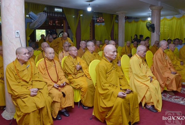 Chư tôn giáo phẩm lắng lòng tưởng niệm bậc thạch trụ tòng lâm