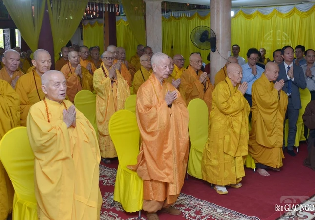 Đức Pháp chủ cùng chư tôn giáo phẩm Hội đồng Chứng minh, Hội đồng Trị sự tại lễ tưởng niệm