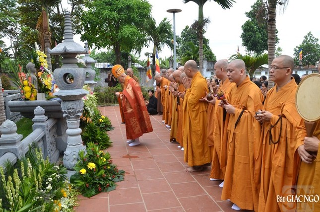 Dâng hương tại bảo tháp - nơi an trí nhục thân của Đức Đệ tam Pháp chủ trong khuôn viên tổ đình Viên Minh (chùa Ráng)