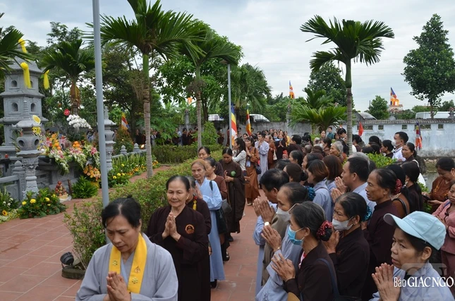 Đông đảo Phật tử tuần tự nhiễu tháp