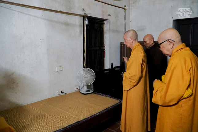 Đức Pháp chủ thăm liêu phòng, nơi có chiếc giường đơn sơ của cố Đại lão Hòa thượng Thích Phổ Tuệ