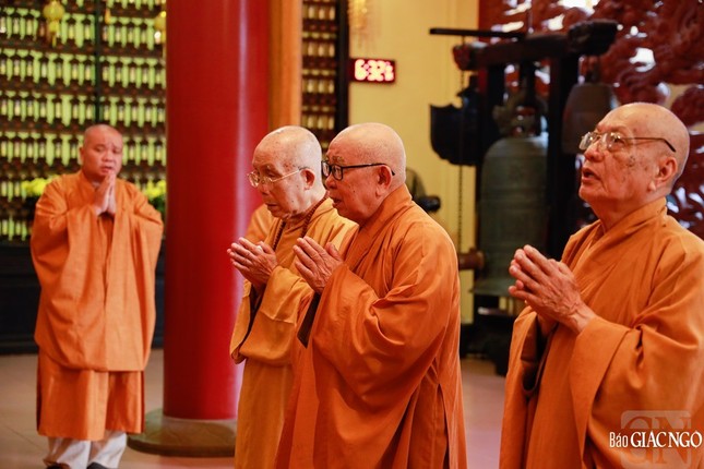 Chư tôn giáo phẩm Hội đồng Chứng minh và Hội đồng Trị sự trú xứ tại TP.HCM dâng hương tưởng niệm cố Hòa thượng Thích Huệ Thới