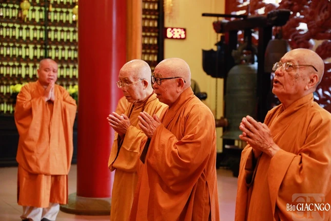 Chư tôn giáo phẩm Hội đồng Chứng minh và Hội đồng Trị sự trú xứ tại TP.HCM dâng hương tưởng niệm cố Hòa thượng Thích Huệ Thới