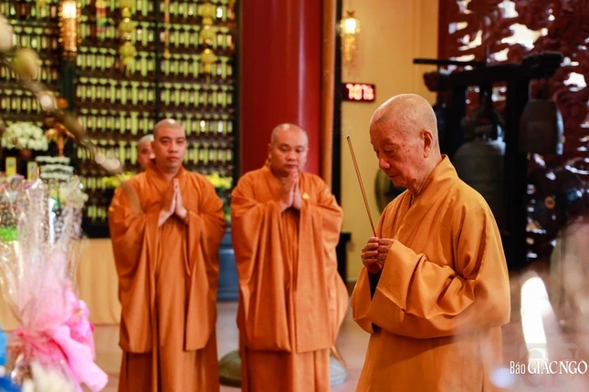 Trưởng lão Hòa thượng Thích Trí Quảng, viện chủ tổ đình Ấn Quang thắp hương tưởng niệm các bậc tiền bối có công với Giáo hội và tổ đình