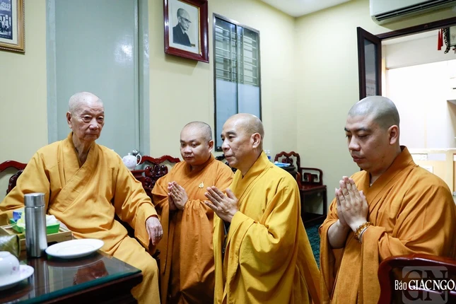 Thượng tọa Thích Quảng Chơn, tri sự tổ đình Ấn Quang thỉnh thị công việc tại tổ đình lên Đức Pháp chủ GHPGVN, viện chủ tổ đình trước lễ tưởng niệm