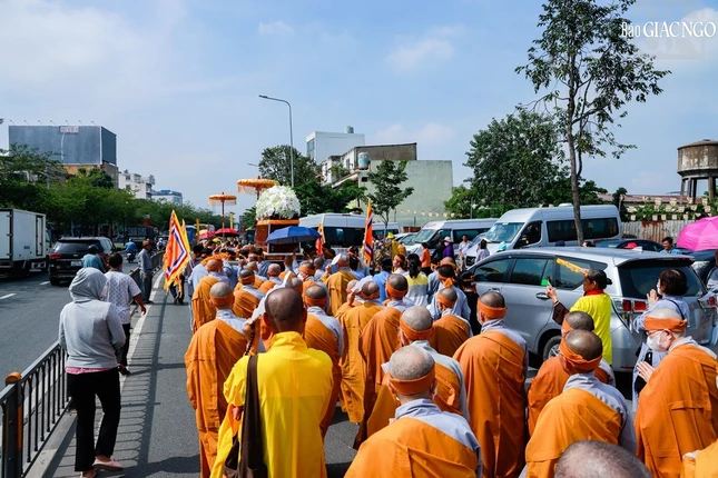 Kim quan được đưa đến Trung tâm hỏa táng Phúc An Viên (TP.Thủ Đức) để cử hành lễ trà-tỳ Kim quan được đưa đến Trung tâm hỏa táng Phúc An Viên (TP.Thủ Đức) để cử hành lễ trà-tỳ