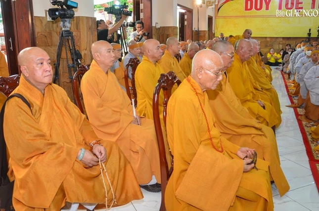 Chư tôn Trưởng lão Hòa thượng chứng minh và chư tôn đức Tăng hộ niệm Chư tôn Trưởng lão Hòa thượng chứng minh và chư tôn đức Tăng hộ niệm