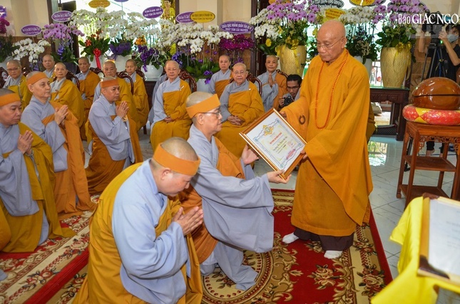 Trưởng lão Hòa thượng Thích Minh Thông trao giáo chỉ truy phong giáo phẩm đến môn đồ của Ni trưởng Thích nữ Như Diệu