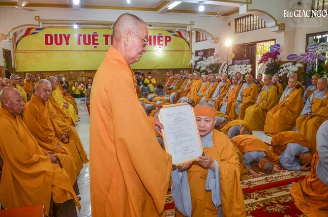 Trưởng lão Hòa thượng Thích Huệ Văn trao quyết định truy phong giáo phẩm đến môn đồ của cố Ni trưởng tân viên tịch Trưởng lão Hòa thượng Thích Huệ Văn trao quyết định truy phong giáo phẩm đến môn đồ của cố Ni trưởng tân viên tịch