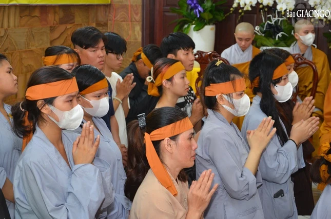 Nhiều trẻ em mồ côi và người già không nơi nương tựa được Ni trưởng Thích nữ Như Diệu bảo bọc chở che Nhiều trẻ em mồ côi và người già không nơi nương tựa được Ni trưởng Thích nữ Như Diệu bảo bọc chở che