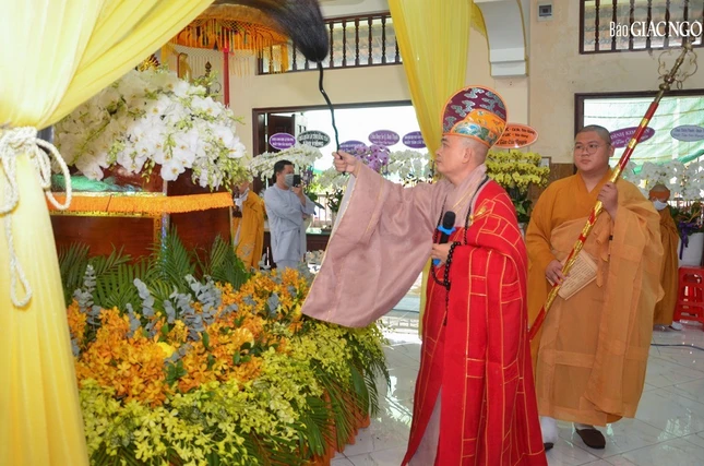 Đại đức Thích Phước Cường phất trần cung tống kim quan Đại đức Thích Phước Cường phất trần cung tống kim quan