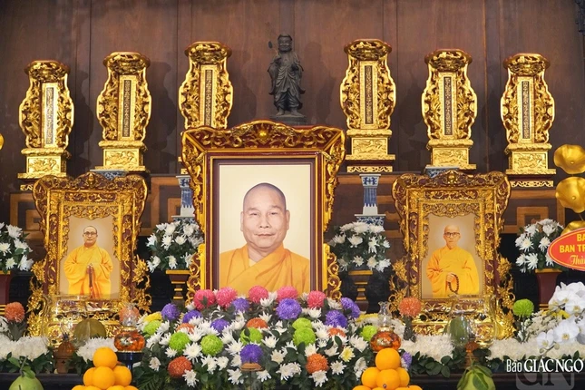 Di ảnh cố Hòa thượng Thích Huệ Thới tại tổ đường tổ đình Ấn Quang