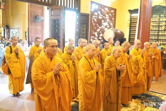 Chư tôn đức nhất tâm cầu nguyện