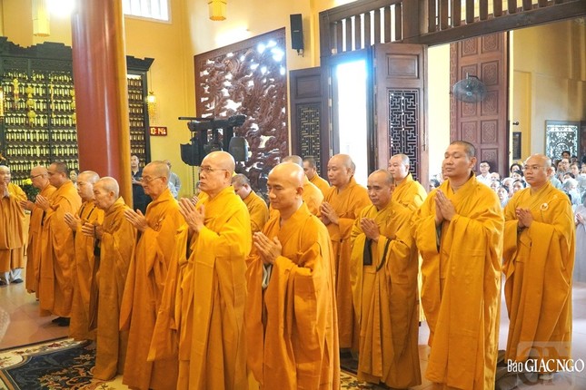 Chư tôn đức tưởng niệm cố Hòa thượng Thích Huệ Thới